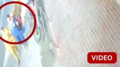 காணொளி: சாலையில் நடந்து சென்ற பெண்ணை முட்டிய மாடு