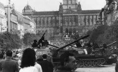 Tanques soviéticos cercados por multidão em frente ao Museu Nacional, na Praça Venceslau, em Praga. Agosto de 1968