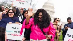 13 Mart'ta Kongre önünde yapılan 'TikTok kapatılmasın' gösterisi