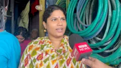 "35 வருடத்தில் நான் பார்த்திராத மழை" என்று வெள்ளம் சூழ்ந்த பகுதியில் வாழும் நந்தினி கூறினார்.