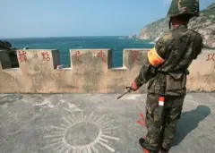 Un soldat avec une arme