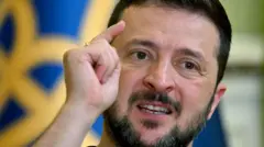 O presidente da Ucrânia, Volodymyr Zelensky, gesticula enquanto fala durante uma entrevista coletiva em Kiev