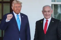 الرئيس الأمريكي دونالد ترامب إلى جانب رئيس الوزراء الإسرائيلي بنيامين نتنياهو.