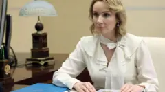 Retrato de Maria Lvova-Belova em escritório, olhando para o lado