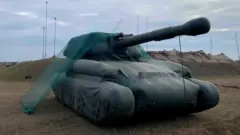 Isca inflável ucraniana do obuseiro Acacia.