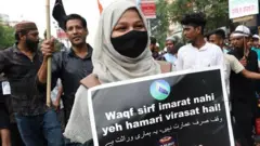 वक्फ दुरुस्ती विधेयकाला आव्हान देणाऱ्या अनेक याचिका सुप्रीम कोर्टात दाखल करण्यात आल्या होत्या.
