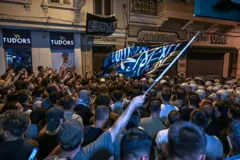 جمعیتی جلوی ساختمان مجله جمع شده بودند.