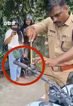 బైక్ హ్యాండిల్‌ బార్‌లో దాక్కున్న ఓ చిన్న పామును బయటకు తీసిన దృశ్యాలివి. 


