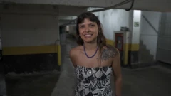 Isabella Cavallero sorrindo para foto dentro de garagem