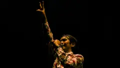 Eka Annash dalam salah satu penampilan bersama The Brandals.