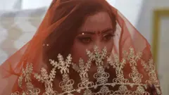 पाकिस्तान में एक हिंदू महिला शादी के दौरान