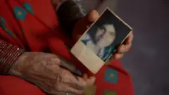 తన కూతురు కనిపించకుండా పోయి 13 సంవత్సరాలవుతున్నా, ఇప్పటికీ ఆమె జాడ తెలియలేదంటున్న కుముదిని తల్లి ఊర్మిళా మిశ్రా 