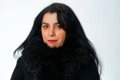 Marjeane Satrapi, una mujer con el pelo negro, una chaqueta negra con peluza