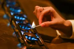 Ocakta kibritle ateş yakan bir kadın