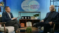 IIMM အဖွဲ့ ကို ဦးဆောင်သူ လန်ဒန်မြို့ ဘီဘီစီ ရုံးချုပ်က စတူဒီယို အခန်းထဲမှာ ရှိနေခဲ့