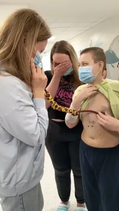 Женщина слушает сердцебиение мальчика