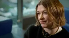 چهره نیکی با لبخند