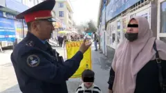 Куч тизимлари кўчаларда аёлларни тўхтатишмоқда. 