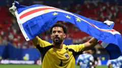 Vozinha, portero de Cabo Verde, con la bandera de su país