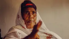 Binti Cali Wardheere oo sidata garbasaar cad una muuqata in ay sheeko dhexda kaga jirto iyada oo gacanteeda oo aan muuqan wax ku sheegaysa