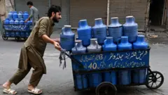 लाहौर के बाज़ार में पानी ले जाते हुए एक व्यक्ति