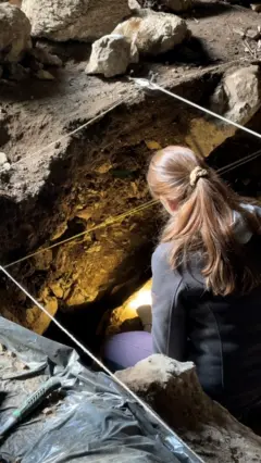 Arheološkinja na terenu u Gornjačkoj pećini u Srbiji.
