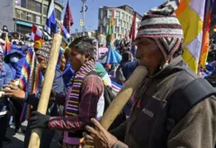 Hombre aymara con instrumentos musicales