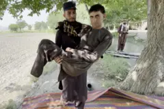 شخص يحمل آخر مبتور الأطراف