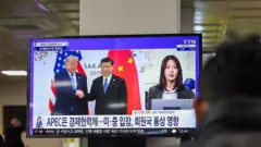 10月28日：在韓國慶州，人們觀看電視新聞報道。