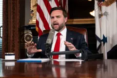 J.D. Vance apresentando podcast