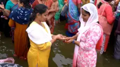 రొట్టెలు ఇచ్చి పుచ్చుకుంటున్న మహిళలు