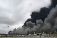 Helicópteros combatem um incêndio na refinaria da Gazprom Neft, em Moscou, após um dos maiores ataques ucranianos com drones desde o início da guerra