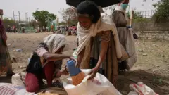 የእርዳታ እህል ሲከፋፈል 
