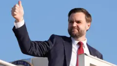 萬斯在伊斯蘭堡機場登上「空軍二號」專機時向媒體記者比拇指（12/4/2026）