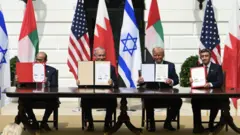 De gauche à droite, le ministre des Affaires étrangères de Bahreïn, Abdellatif bin Rashid Al Zayani, le Premier ministre israélien, Benjamin Netanyahu, le président américain, Donald Trump, et le ministre des Affaires étrangères des Émirats arabes unis, Abdallah ben Zayed Al Nahyane, lors de la cérémonie de signature des accords d'Abraham, à la Maison Blanche, le 15 septembre 2020, à Washington.