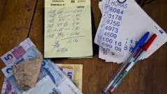 Material de banca de jogo do bicho no Rio. Notas em dinheiro, caderneta, anotações