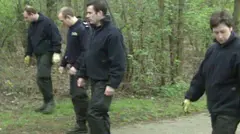 Polícia vasculha a floresta após a descoberta do bebê em 1998