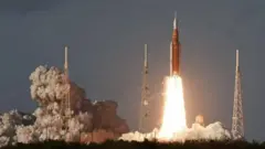 রকেট উৎক্ষেপণের মুহূর্তের ছবি।