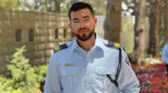 Ran Gvili con su uniforme de policía. Tenía 24 años en el momento del ataque de Hamás, el 7 de octubre de 2023.