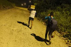 Yawa Sumpa segue o homem da sua comunidade que leva o corpo de sua filha para sepultamento, no cemitério de Taisha