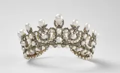 Una tiara de oro con incrustaciones de diamantes y perlas robada del Louvre.