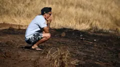 Maui - Lahaina'dan bir adam ellerini yüzüne tutuyor