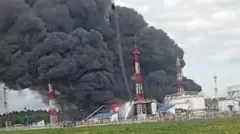 Стоп-кадр из видео пожара, предположительно на нефтестанции в районе подмосковной деревни Дурыкино, которое опубликовал президент Украины Владимир Зеленский
