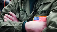 Груди чоловіка у формі армії США