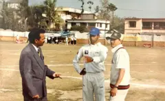 जय ट्रफीमा प्रतिस्पर्धा गर्दै पवन अग्रवाल बीचमा र किरण राणा दायाँ
