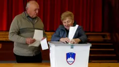 izbori u sloveniji, glasanje u sloveniji, stariji par glasa na izbornom mestu u Velenju u Sloveniji