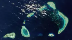 Супутниковий знімок архіпелагу Кресент, що є частиною спірних Парасельських островів, розташованих у Південно-Китайському морі