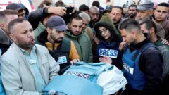 صحفيون يشيعون زميلهم المصور الصحفي بالجزيرة أحمد اللوح 