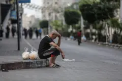 Gazze’de gıda, akaryakıt ve içecek su tehlikeli seviyelere kadar inmiş durumda. Bu yüzden uluslararası toplumun da baskısıyla Mısır’ın Refah sınır kapısından Gazze’ye 20 insani yardım tırının girmesi planlanıyor. Ancak BM Acil Yardım Direktörü Martin Griffiths’e göre Gazze’nin 2 milyondan fazla vatandaşı için günde 100 kamyon ancak yeterli. Peki Gazze’ye neden yardım ulaştırılamıyor ve Gazze’nin nasıl bir yardıma ihtiyacı var?