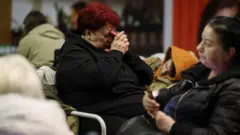 Женщины укрываются на станции метро в Киеве во время воздушной тревоги